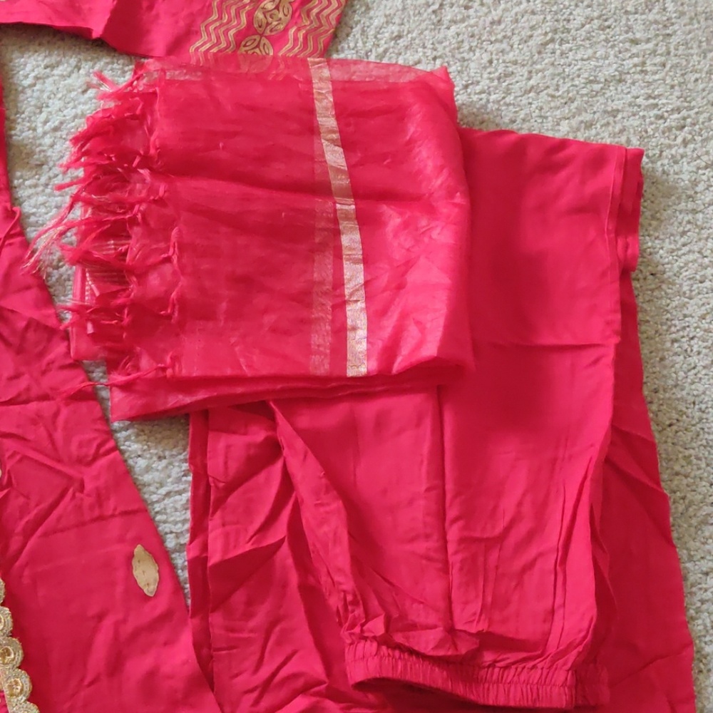 Suit - Picture 3 of 4